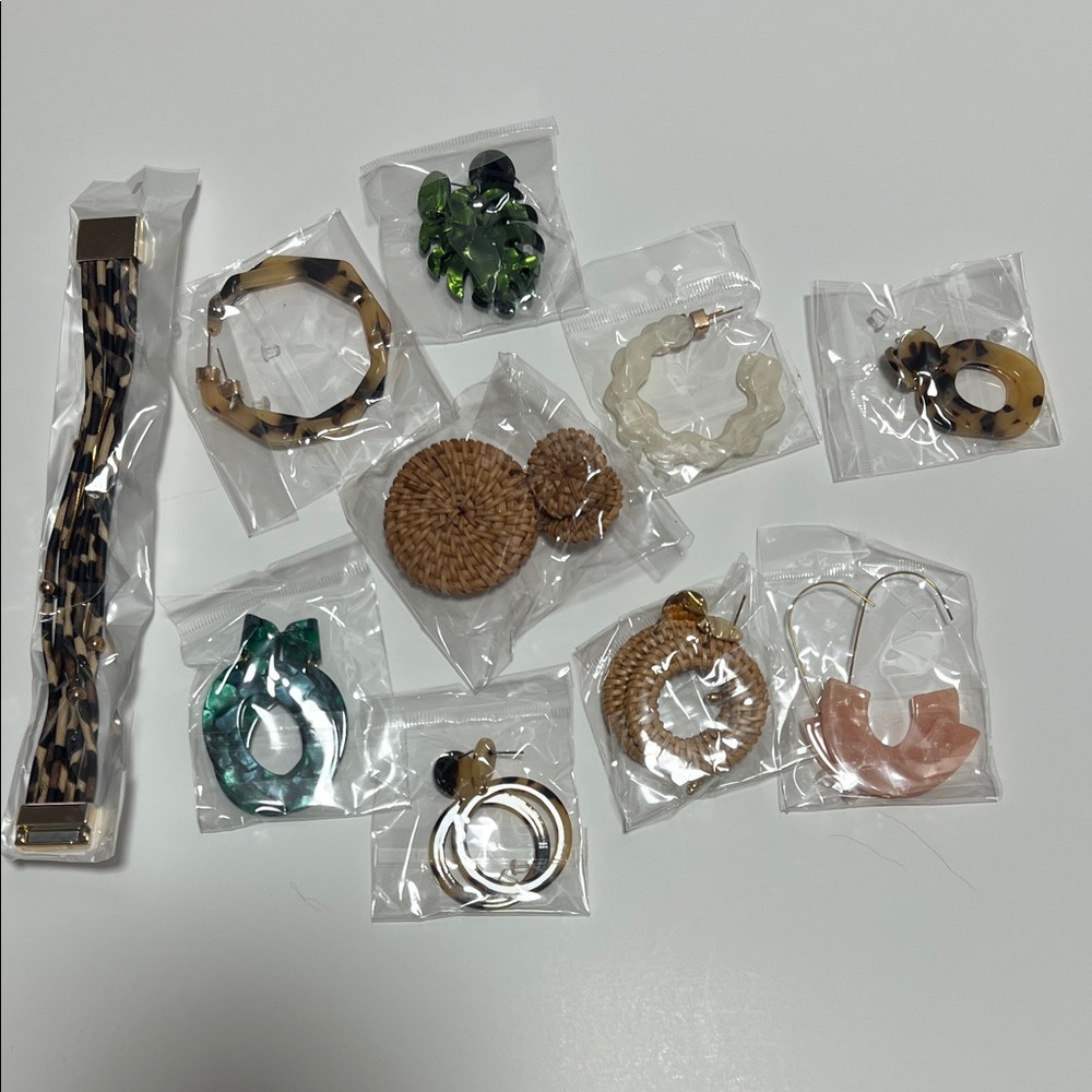 Stylish Women's Jewelry Set - Multicolor 9 earrings 1 bracelet